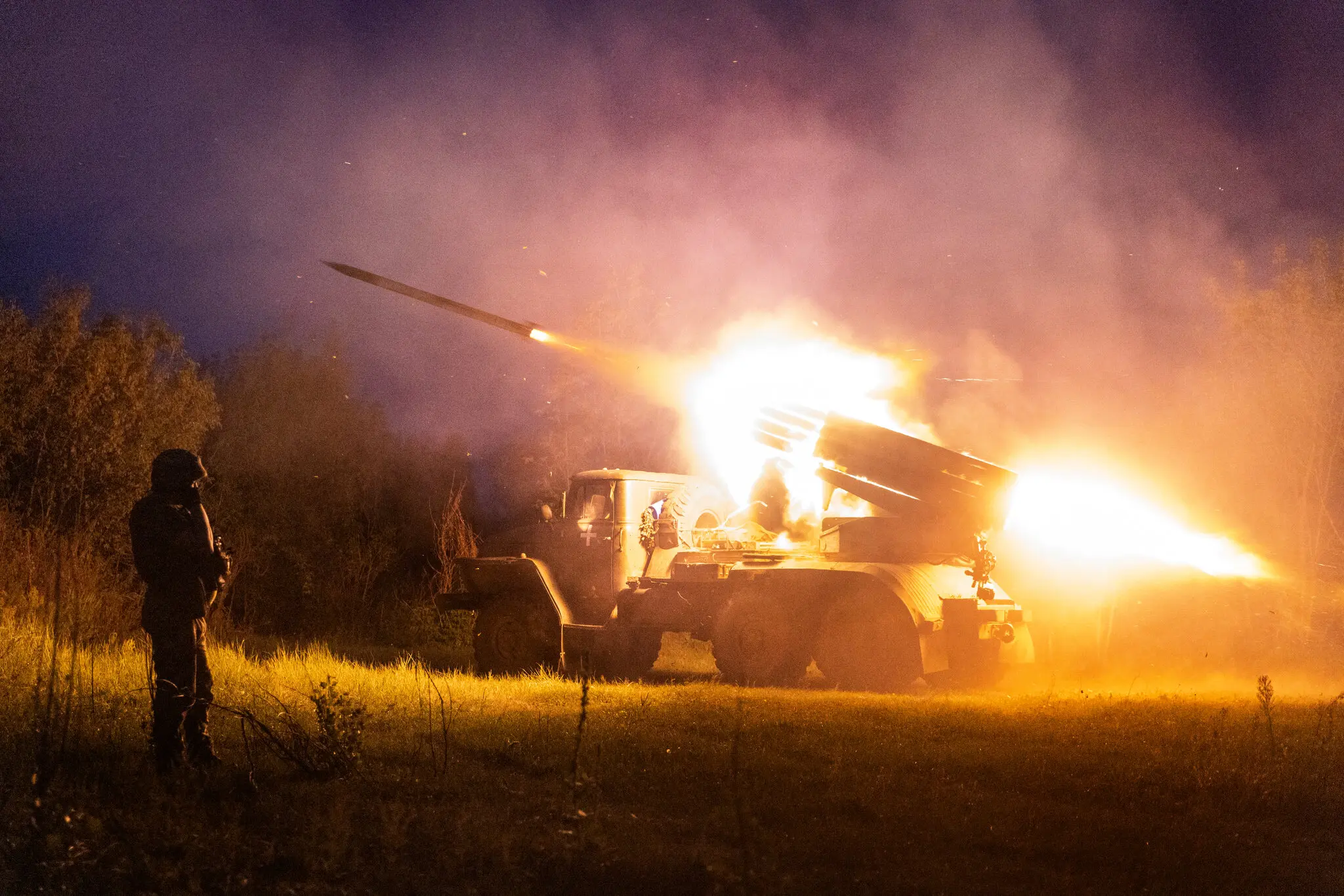 Українські військові з 14-ї окремої механізованої бригади ведуть вогонь по російських позиціях поблизу Куп'янська, Україна, у неділю.